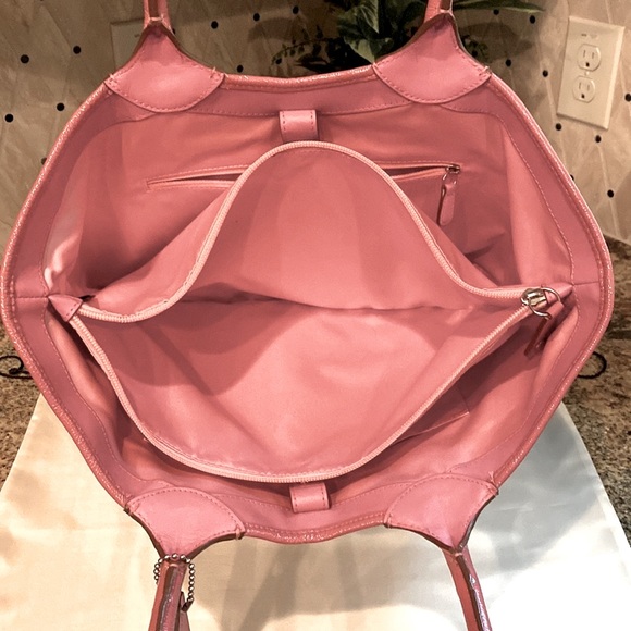 COACH signature jacquard fabric & patent leather flowers & trim tote. F16276 - Picture 11 of 15